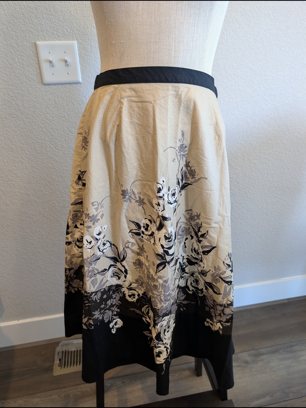 Van Heusen Beige and Black A-Line Lightweight Floral Midi Skirt Sz 4